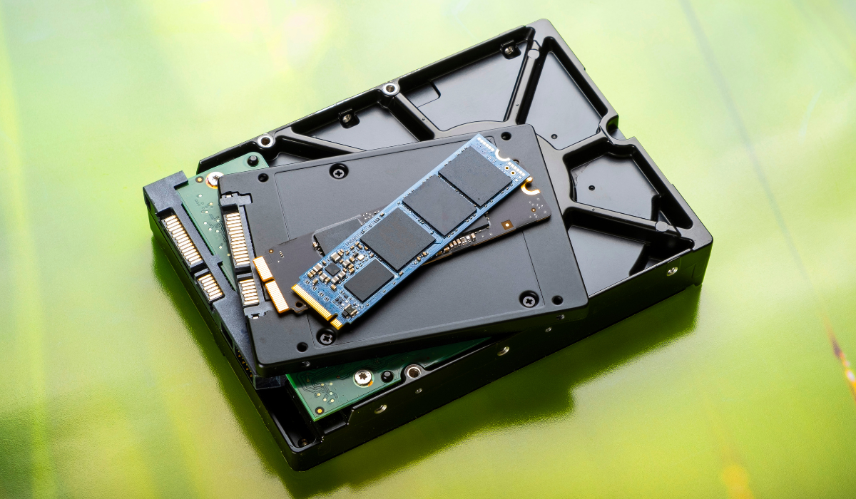 Graphical comparison between an NVMe M.2 drive and a 2.5-inch SATA SSD