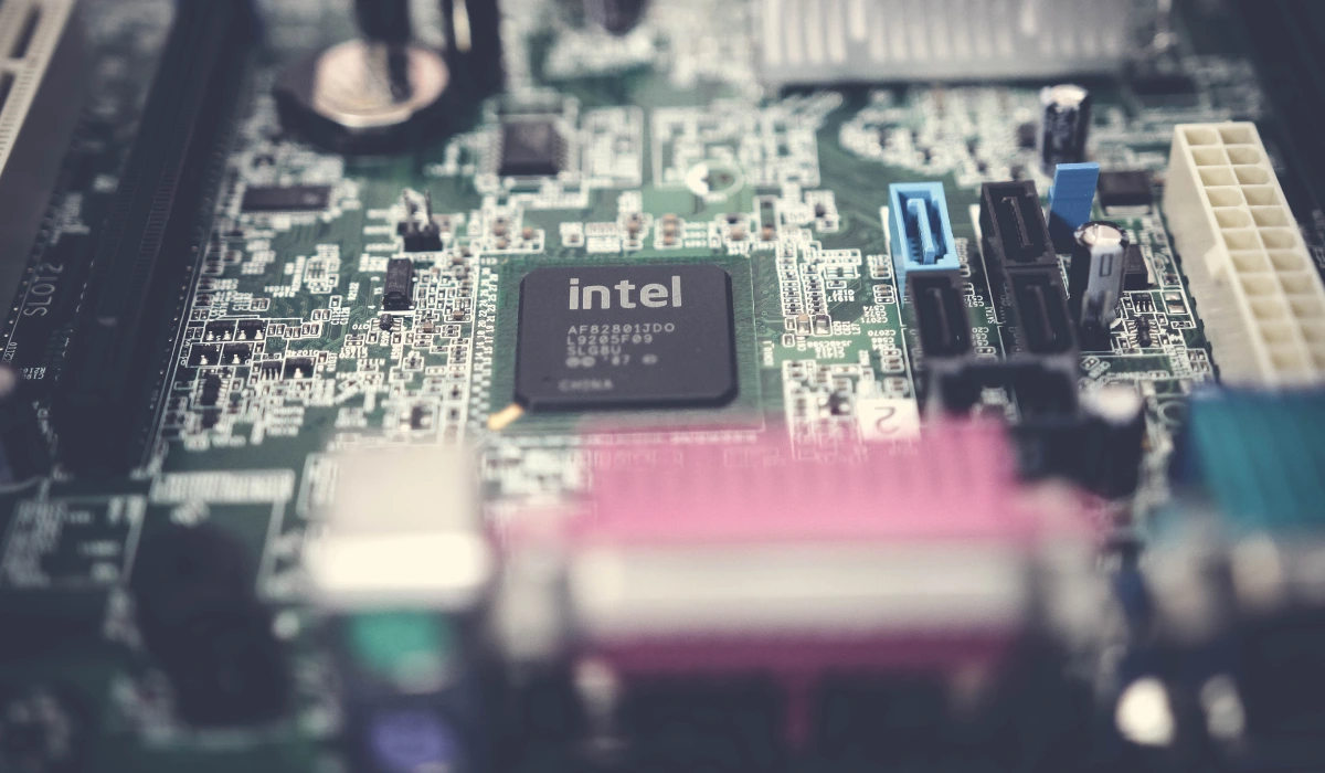 Windows 11, Intel, and AMD logos showing processor compatibility