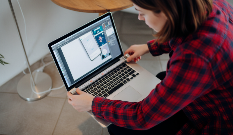 How do I find out the screen size of my laptop?